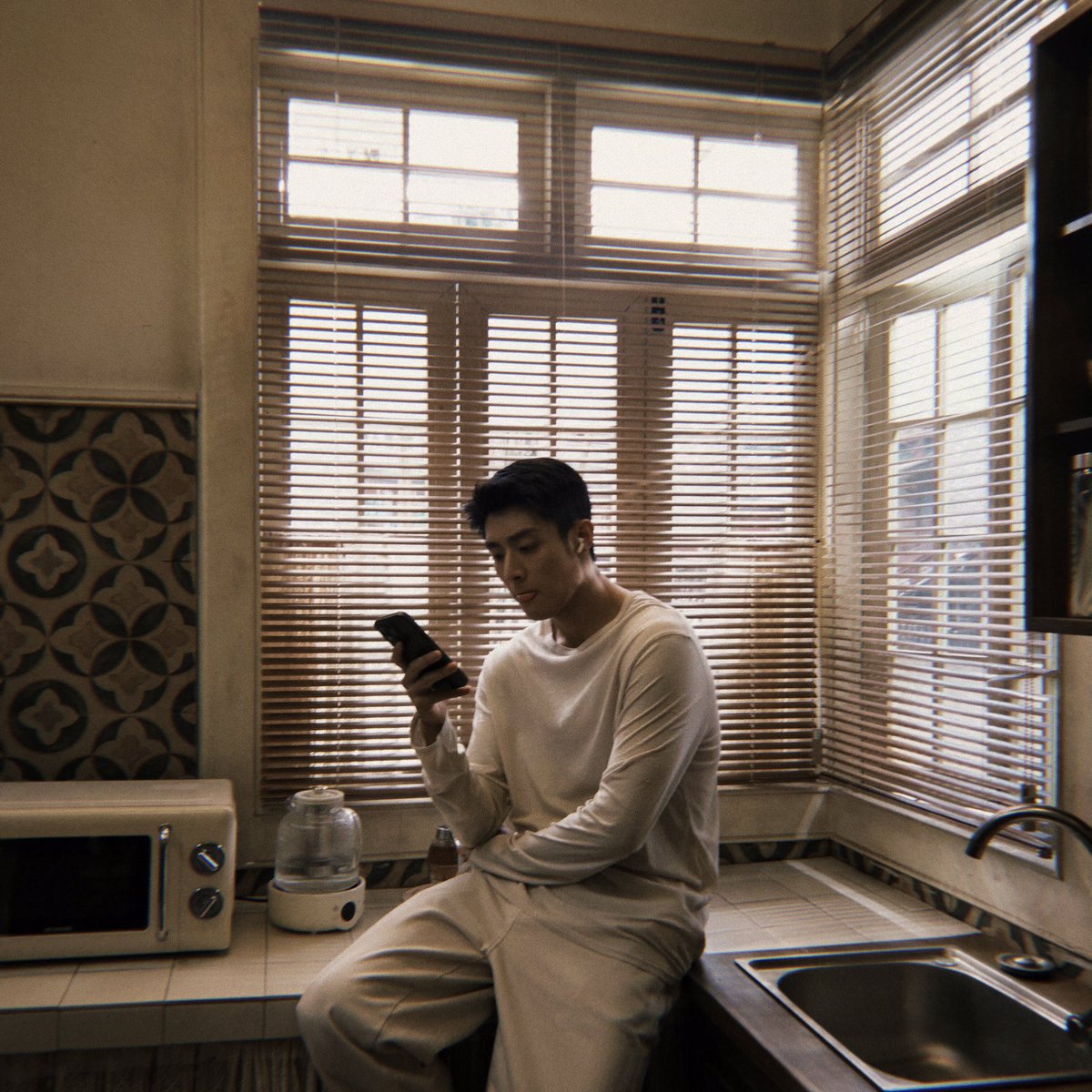 ultramiId's tweet photo. ⠀⠀𝗦𝗔𝗗𝗔𝗝𝗜𝗪𝗔 𝗜𝗡𝗗𝗔𝗛 𝗣𝗘𝗥𝗠𝗔𝗜
⠀⠀07/06/26⠀⠀ |⠀⠀14.55 WIB

Chat dengan perempuan memang wajib masuk kurikulum sekolah. Fix, no debat. https://t.co/mrsqVoqh0q