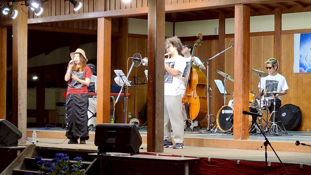 melodistchan's tweet photo. 昨夜は開成町あじさいJazzNightに福森康🥁Groupに急遽お声がけ頂きボーカル参加させていただきました🎤
凄く新鮮で楽しかったです🫶🏻
声をかけてくれたやっさんに感謝😊
皆さん演奏はもちろん素晴らしく最高でした🫶🏻
Dr.YasushiFukumori
Tp.YumaTakeuchi
Pf.HibikiKomuro
Ba.YujiroYoshimine
Vo.Chan https://t.co/Mn2vkD9E8X