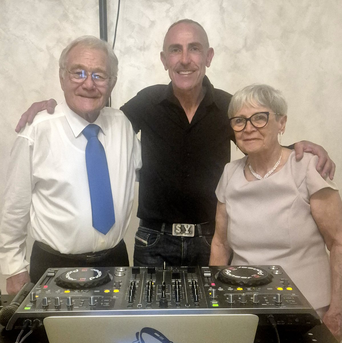djmanilo's tweet photo. A Sileno e Antonia i miei auguri per un felice 50° anniversario di matrimonio, esempio di amore vero e duraturo🥂❤️🎵
#djlife #NozzeDOro #AmorePuro #CinquantAnniInsieme #ColonnaSonora #Anniversario #MatrimonioDaFavola #LoveIsInTheAir #50AnniInsieme #AmoreVero #MusicaPerEventi https://t.co/AhC7DdMESL