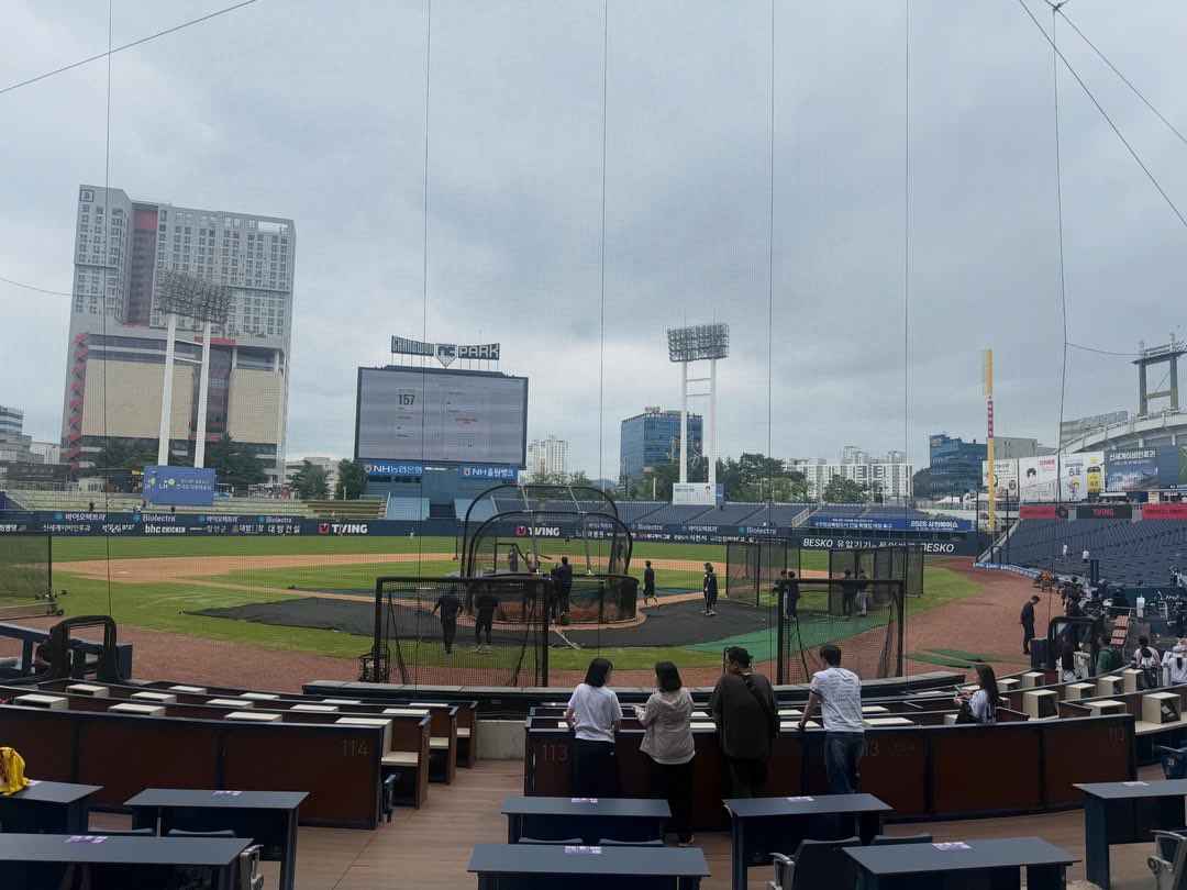 heeyoungiiee's tweet photo. a drama producer from mbc just posted that she’s preparing for <your ground> now. seems like she did a location survey for the baseball stadium⚾️ 

#너의그라운드 #YourGround #HanHyojoo https://t.co/BafFeFMXKI