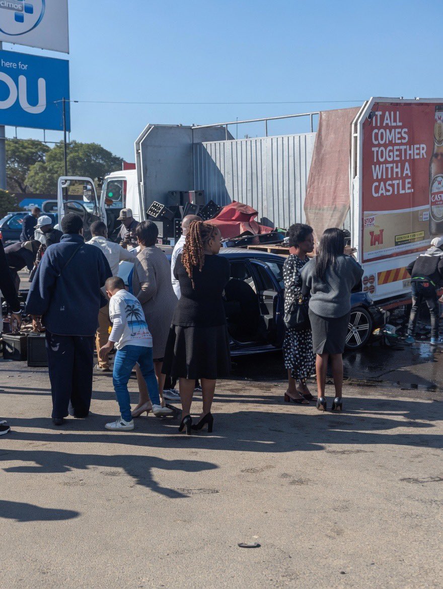 CrimeWatchZW's tweet photo. This morning, an accident occurred along Borrowdale Road involving a small private vehicle and a Delta truck carrying crates of beer.

Following the crash, bystanders took advantage of the situation and looted bottles that had fallen off the truck.

Police have not yet released further details about the incident.

📸DJ Ollah 7
