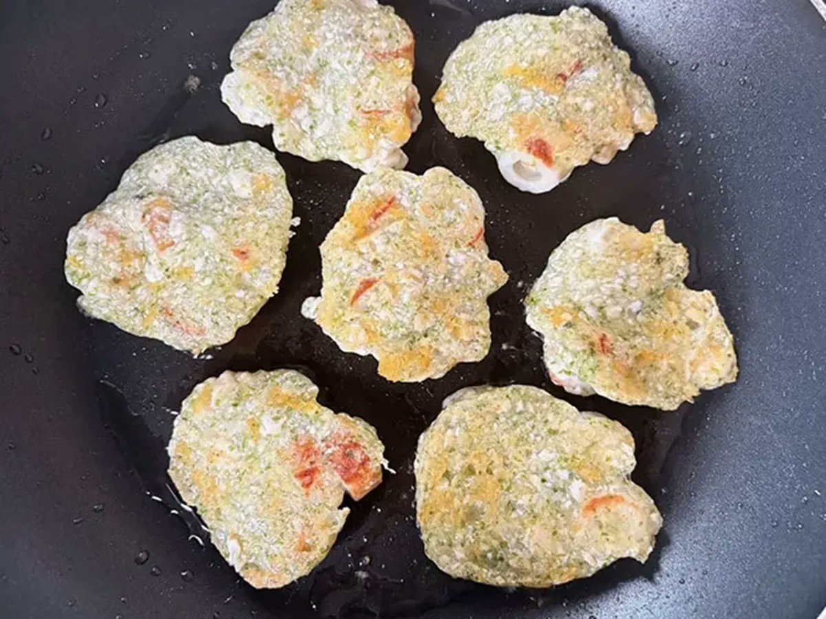 grape_foods's tweet photo. 「豆腐×ちくわ」混ぜて焼くだけ！
包丁不要の『節約ナゲット』が家族にヒット✨

▼お弁当にもぴったり！10分レシピはこちらから
 https://t.co/YegVh6akGM https://t.co/6fvI3GNU6F