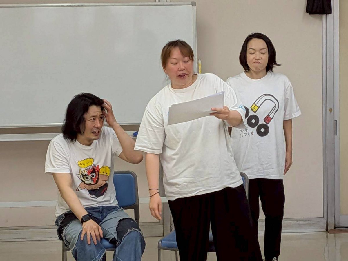 tomohisashimada's tweet photo. 今日も楽しき稽古なり。

演出のうじさんは、非常に細やかで。
特に〇〇についてのこだわりが強く、〇〇の波や強弱やタイミングについて繊細に演出して下さいます。おかげで役者として新しいアプローチが出来て大変勉強になります。
あときむらさんに『滅！』されました。

#三文姉妹
#ロスイン https://t.co/v2rv0IWxN3