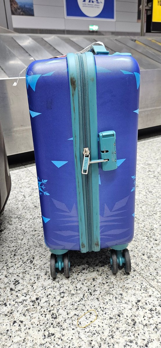 sunnyladia's tweet photo. Dear @IndiGo6E,
You damaged my suitcase (bent trolley, can't close), and smeared my daughter's brand new bag with grease and scratches.
Flights: 6E 6402 + 6E 894 | CHD→DEL→CCU

@DGCA_India #IndiGo #BaggageDamage #ConsumerForum https://t.co/y3umzOAvt3
