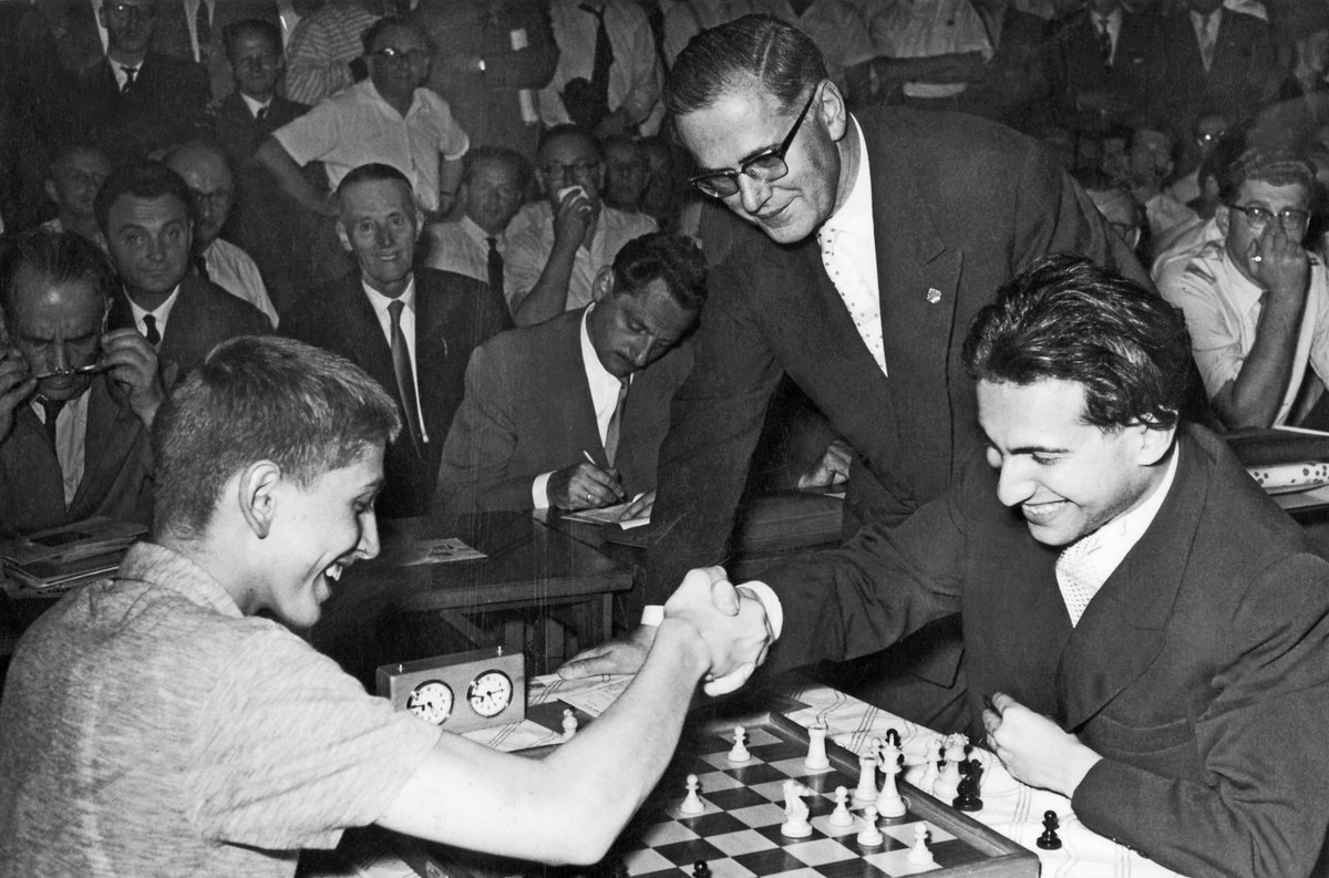dgriffinchess's tweet photo. On this day in 1959 - Mikhail Tal faces Bobby Fischer in the last round at Zurich; the game is drawn; Tal takes 1st place with 11½/15 ahead of Gligorić (11); Fischer &amp; Keres (10½) share 3rd-4th.
(📷: Ullstein Bild, F. Ólafsson archive.) #chess https://t.co/muwpCMIi20