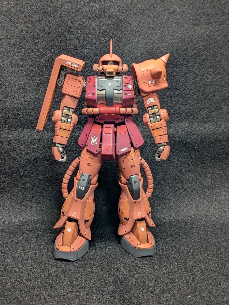 qunishou's tweet photo. 久しぶりですがRGシャアザクをスジ彫り彫り直しと全塗装でコツコツ完成させました！#プラモデル、#ガンプラ、#RGシャアザク https://t.co/OQCr5Ibr8W