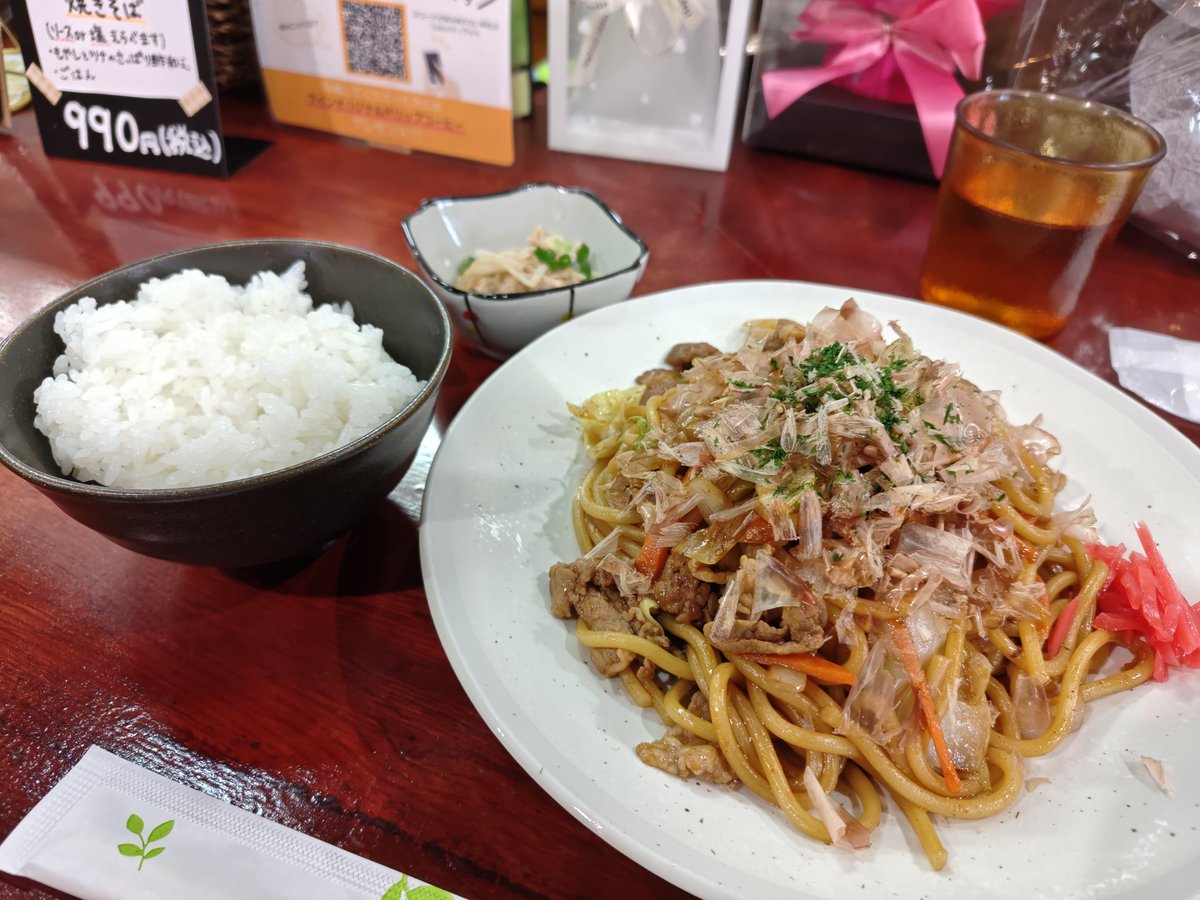 kuny_mt09's tweet photo. 仕事帰り、アインさんで

『焼きそばランチ』(≧∇≦)

焼きそばに白米いる派です！？
で、アイスコーヒーでマッタリ〜♪

あっ…

またコーヒーゼリー忘れてた！
Σ(￣ロ￣lll) ｶﾞｰﾝ https://t.co/lHx3Z6Aw7b