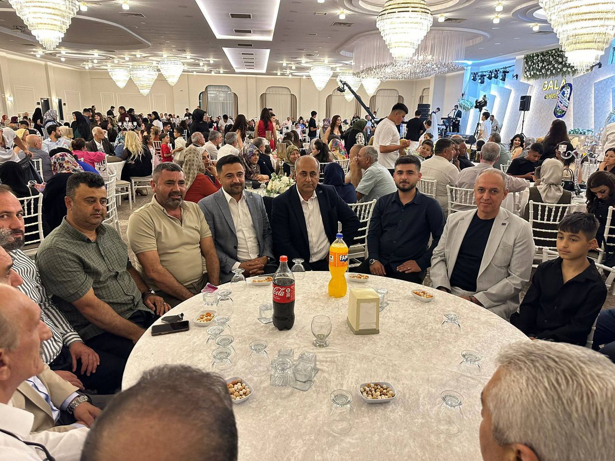 anahtarparti80's tweet photo. İl Bşk  @vetmehmetaslan 'ın kuzeni Çağrı KARAYİĞİT'in düğün merasimine,  MYK Üyemiz @muratozcan80_ İl ve ilçe teşkilatımız birlikte katılım sağladı.Genç çiftimize ömür boyu sağlık, huzur ve mutluluk diliyoruz.
@Serdardemir_80 @IldecMetin34452 
@mustafakayipak 
@NihatByc https://t.co/Z54kROsamb