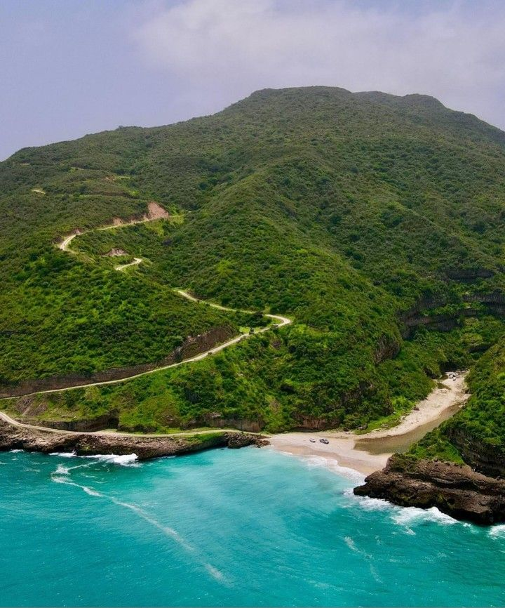 OmanMirror's tweet photo. From golden beaches to misty waterfalls hidden in the hills-Khareef Dhofar gives you two vacations in one. Sun, sea, and sudden green paradise. This is the #Oman they don’t show you enough ☺️🇴🇲 https://t.co/on4xmfLdzK