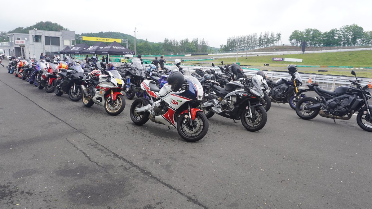 R1KATLABOR's tweet photo. 1泊2日ツーリングより帰宅。ショップのスキルアップ講習でSUGO西、本コース走行。昨年は☔️でウエットでしたが今年はドライの走行で転倒者無し‼️帰路は磐梯吾妻スカイラインツーリングして☔️降る前に帰宅。土曜日の福島県内で本降りの☔️は想定外🤨　走行840km（SUGO内120km）　黒🏍️5525km https://t.co/dJyK25WtY5