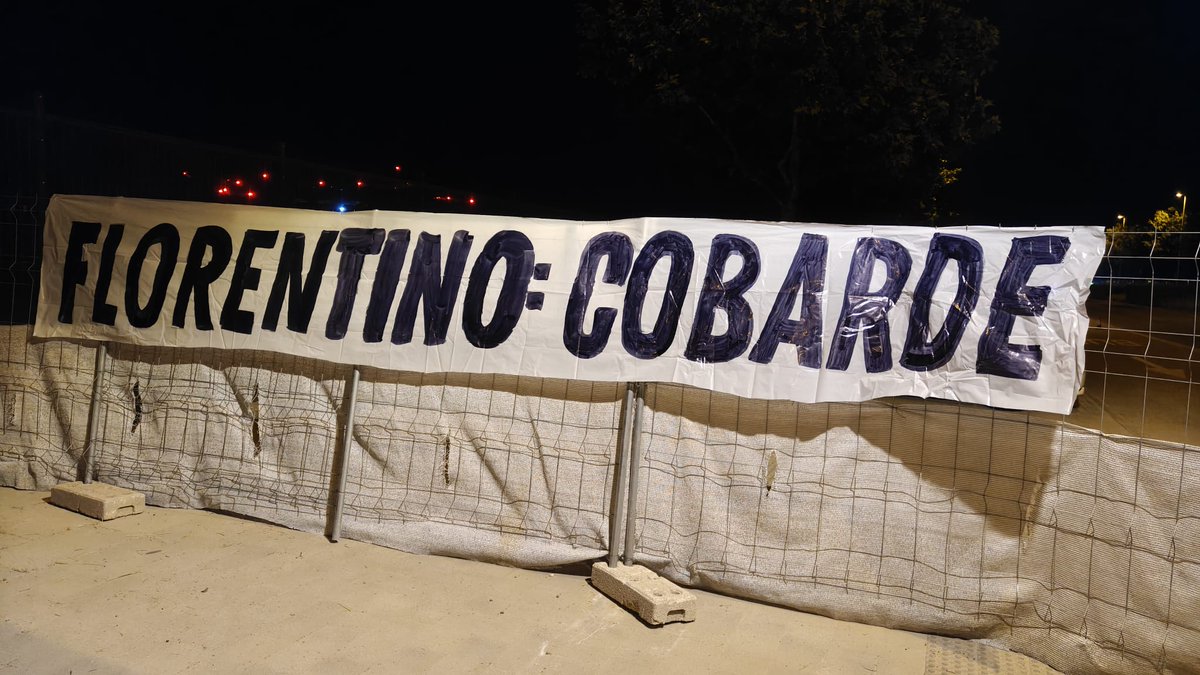 FondoSur_1980's tweet photo. ¡El Madrid no se vende! ¡Florentino cobarde! 
#NoALaSAD #HalaMadrid #AnasGoHome https://t.co/9D1LJTIqCw