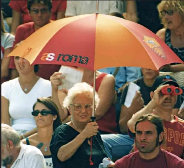 LAROMA24's tweet photo. 🟡🔴 La Roma ricorda Luisa Petrucci, storica tifosa giallorossa, nel giorno del suo compleanno: "I romanisti erano tutti suoi figli"

▶️ https://t.co/D6rxYR51Kh

#AsRoma https://t.co/FFF7DWtYaP