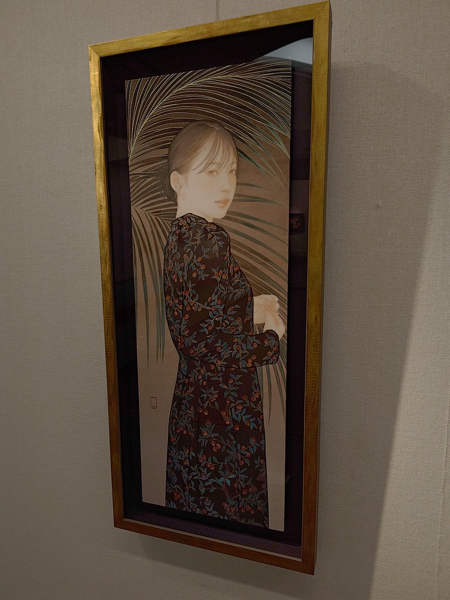 ana_gato's tweet photo. 下重ななみ先生の個展
金砂の熱風にお邪魔してきました。
言葉では言い表せない圧倒的存在感。
在廊されていたので購入したサイン入り作品集に宛名を書いてもらいました。
残念ながら来られなかった友人の分と合わせて２つ。
下重先生とは初対面でしたがSNSで交流があり認識していただいていて恐悦至極。
年末のカレンダーも楽しみにしています☺️
下重先生ありがとうございました🙇
#下重ななみ 
#うみと暮せば 
#川村海乃 
#りんりんに報告します 
#川村凜