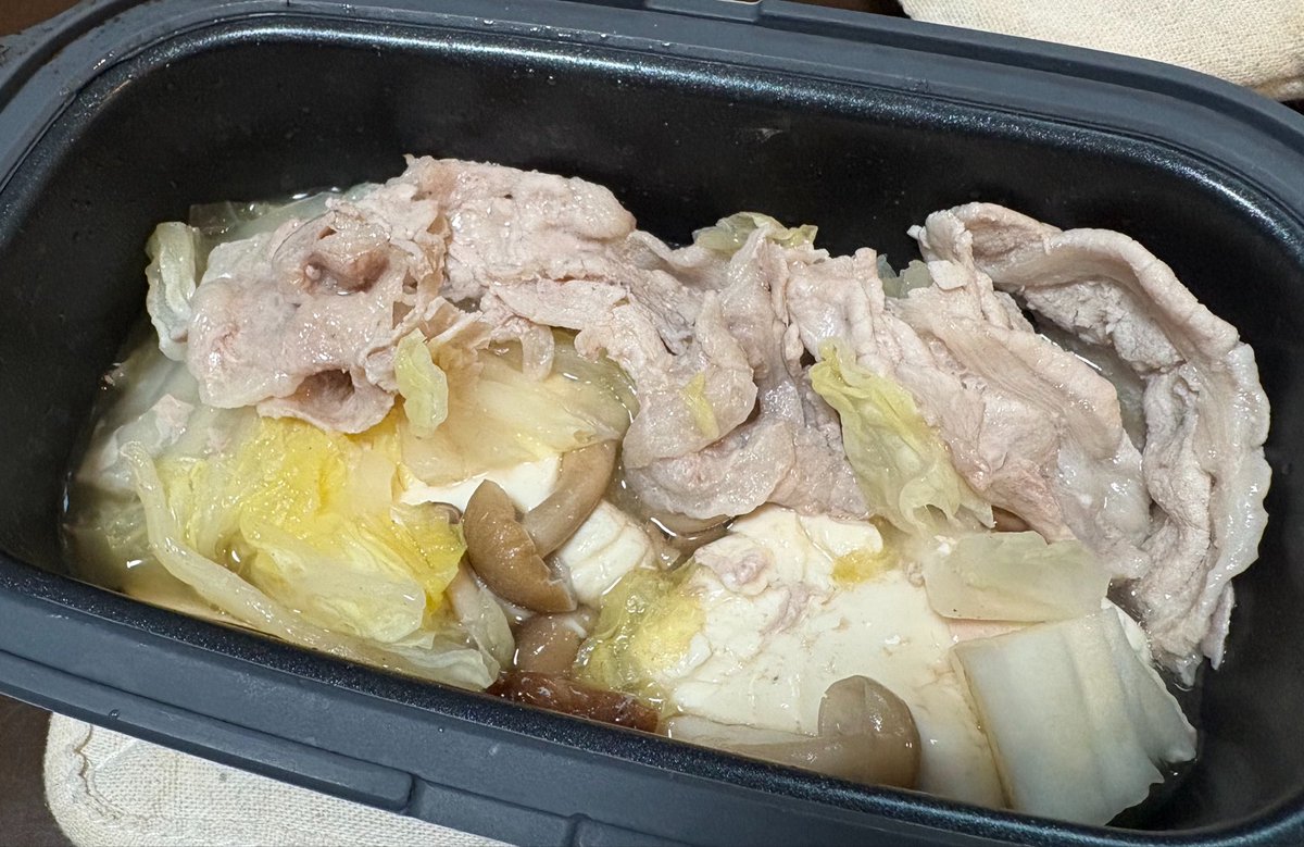onepie__ce's tweet photo. こんばんは😁
今日は鍋🍲レンジでチンです✨美味しかったのでおかわりしてしまった😅食べすぎー https://t.co/dHu0vJ1rW3