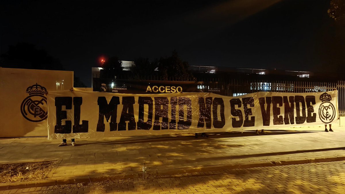 FondoSur_1980's tweet photo. ¡El Madrid no se vende! ¡Florentino cobarde! 
#NoALaSAD #HalaMadrid #AnasGoHome https://t.co/b2N7WcdU69