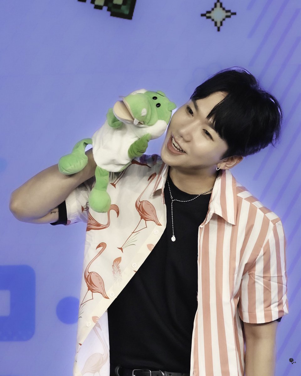 100per_gugu's tweet photo. 31.may.2026
KISS Entertainment STUDIO 
2nd

ワニ🐊も
マルチーズ🐶も
良く似合う
お花もね🌼

#FAVE1 #페이브원
 #록현 #ろっきょん
 #ROCKHYEON
@FAVE1_official
@gusdl210 https://t.co/yPHkwD01wa