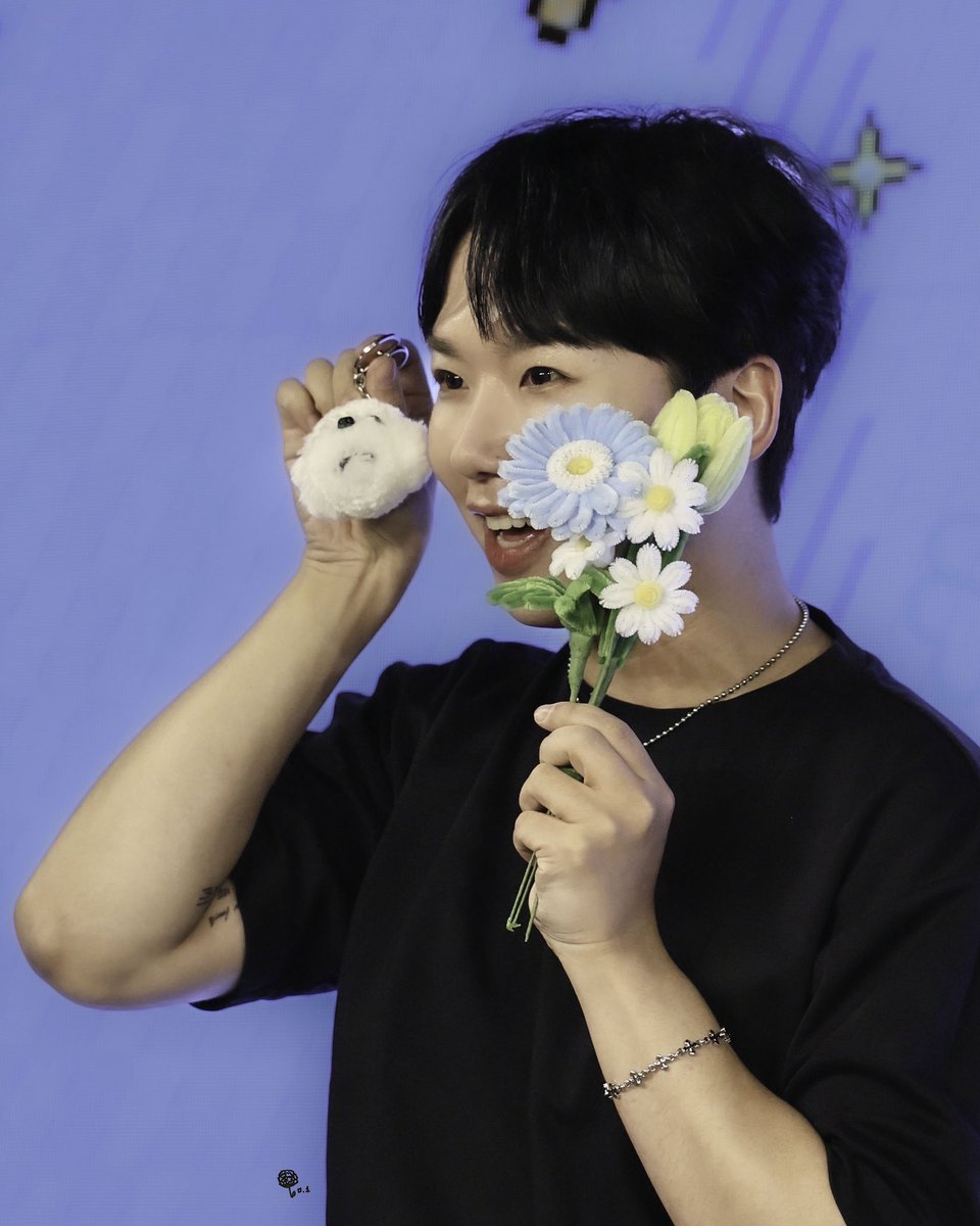 100per_gugu's tweet photo. 31.may.2026
KISS Entertainment STUDIO 
2nd

ワニ🐊も
マルチーズ🐶も
良く似合う
お花もね🌼

#FAVE1 #페이브원
 #록현 #ろっきょん
 #ROCKHYEON
@FAVE1_official
@gusdl210 https://t.co/yPHkwD01wa