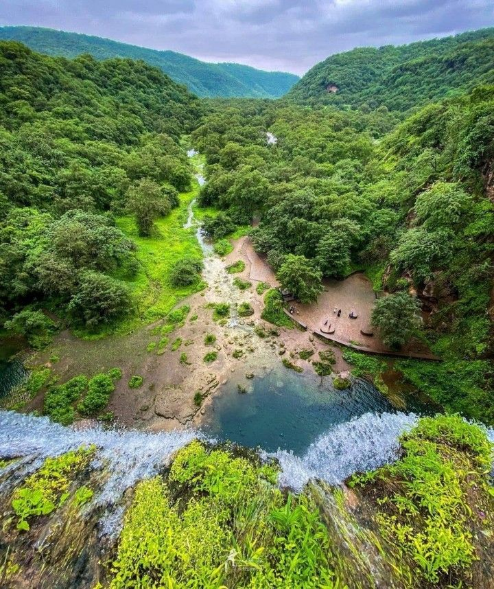 OmanMirror's tweet photo. #Oman: Khareef Dhofar = the Arabian Peninsula’s best-kept secret. One minute you’re on a tropical #beach, next minute you’re hiking through clouds. Nature really went all out this time. https://t.co/E52ydd2S4O