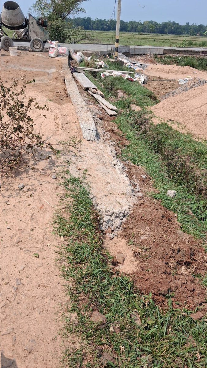 UmakalyanMohap4's tweet photo. ମୁଖ୍ୟମନ୍ତ୍ରୀ ସ୍ୱତନ୍ତ୍ର ସହାୟତା ପାଣ୍ଠିରେ ୧୦ଲକ୍ଷ ଟଙ୍କାର କଂକ୍ରିଟ ରାସ୍ତା ଭଦ୍ରକ ବ୍ଲକଗେଲତୁଆ-ବଗମରା ରାସ୍ତା । ଘାସ ଚାଂଛି ସାଇଟ ୱାଲ ଚାଲିଛି । ସ୍ପର୍ଟ୍କୁ ନଯାଇJE କହୁଛନ୍ତି MLA ଲେଡ଼ ରୁ କାମ ହେଉଛି,  ଫଳକକୁ ଲିଭାଇ ଦେଇ ଠିକାଦାର କାମ କର,
@MohanMOdisha 
@RabiNaikBJP
@DM_Bhadrak 
@BdoBhadrak https://t.co/7HYIYBS8g5