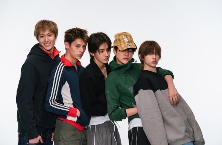 ddeomsean's tweet photo. oh noo REDRED ERA WILL BE MISSED🥹🫶🏻. mixed feelings cz we finally come to the end of greengreen promotions.. bener bener waktu tu cepet banget yaa???? kaya baru aja kemarin gua melow in era cotl, sekarang udah melow in era greengreen🤧🤧. y’all worked so hard n i’m proud redred got lots of awards🥇🥇🩷