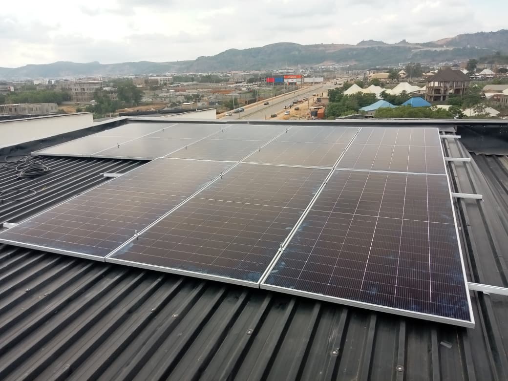 mbape_c's tweet photo. This beautiful installation comes with:
⚡ 12kVA Deye Inverter 🔋 16kWh Lithium Battery ☀️ 8 Solar Panels
While others dey check transformer, our client dey enjoy uninterrupted power.
Na freedom from power wahala be this. 💯
#Purfatech #SolarInstallation #SteadyLight #Deye https://t.co/RYGua0PJvR