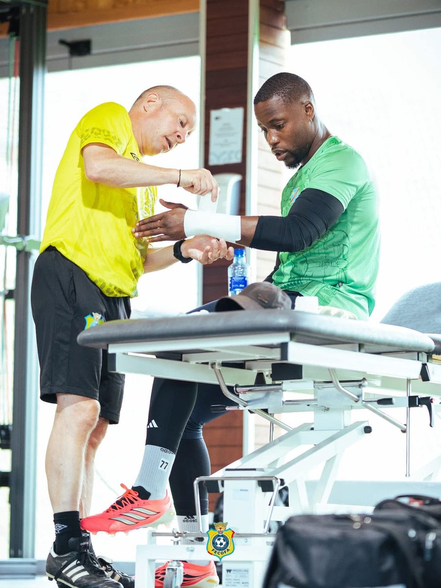 Rdc_News5's tweet photo. ❌💔🇨🇩 Mathieu Epolo devrait débuter la Coupe du Monde dans la peau du troisième gardien des Léopards, ce qui réduit considérablement ses chances d'être titulaire.

Mais sa présence dans le groupe reste une récompense pour son travail et une preuve de la confiance du staff technique. 🧤🔥

Voici les trois remparts qui défendront la cage congolaise lors du Mondial ! ❤️🇨🇩

#RDC #Leopards #MathieuEpolo #CoupeDuMonde #Goalkeeper #Congo