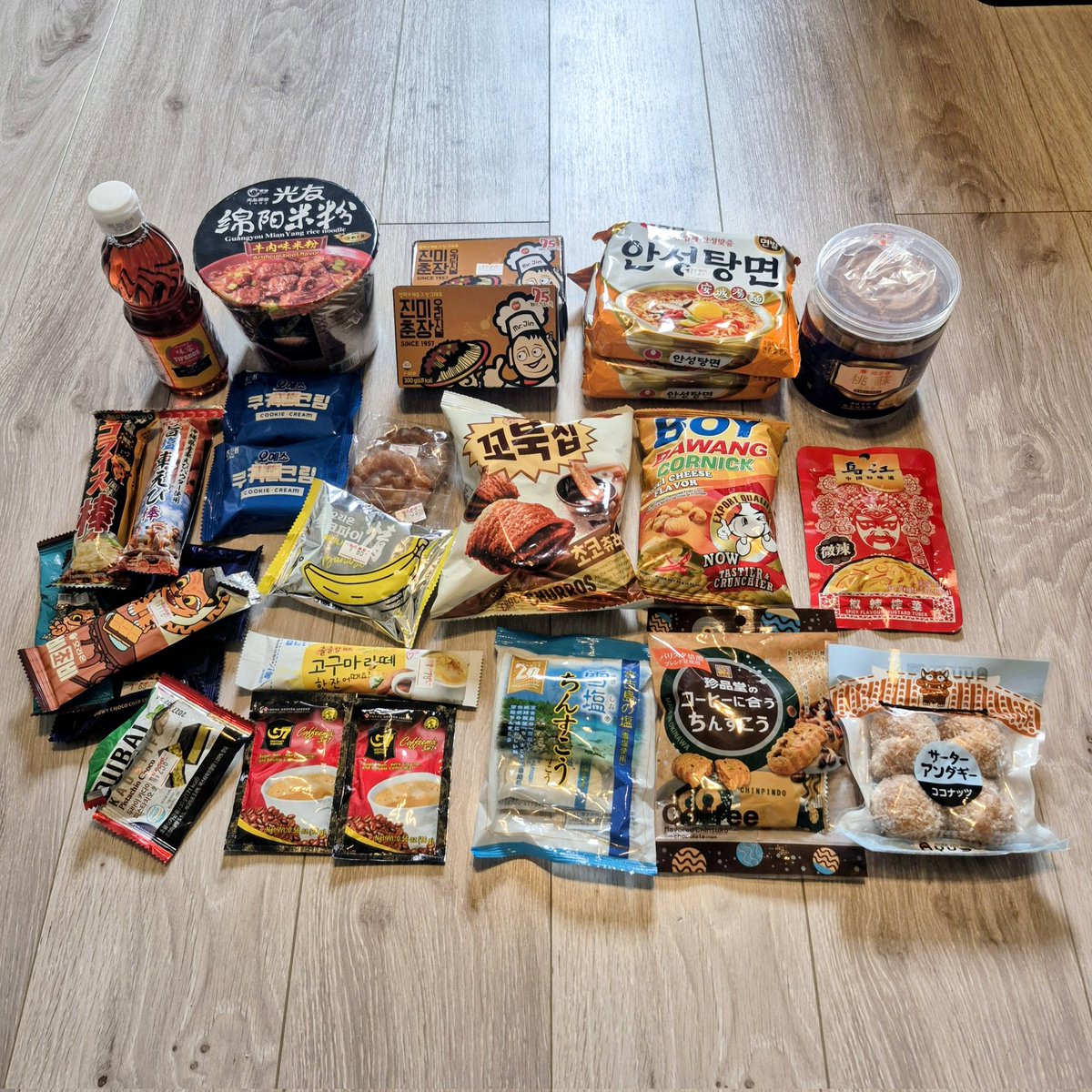 mongv8hemi's tweet photo. 今日は沖縄食品店とアジア食品店と『キムチランド』という韓国食品店に行ってきたよ〜ദി  ᷇ᵕ  ᷆  )
食い意地張りすぎて買ったもの食べながら歩いたから写真に残骸もいる😵‍💫笑 https://t.co/qIryVc60zN