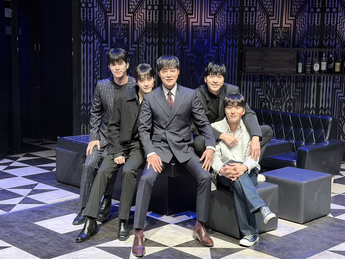 NeoBeastieBoys's tweet photo. [뮤지컬 #비스티]

✶ 마지막 공연 단체사진 &amp; 파이팅콜 공개 ✶

개츠비, 오늘도 사랑스럽게!

이재현 #김종구
김주노 #정민
알렉스 #송상훈
이승우 #박준형
강민혁 #홍기범

클럽 개츠비를 찾아주신 관객분들께 감사드립니다.
_
2026.3.11 - 6.7
링크아트센터 벅스홀 https://t.co/Ds7ByMX19h