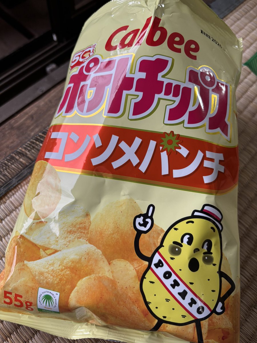 karassiy's tweet photo. 実家の片付けしながら休憩にポテチ

昔に比べて随分と量が減ったな〜と思いつつも、食べ進めるとオッサンになった自分には丁度いい量だった…😅 https://t.co/X2HlIGMf7G