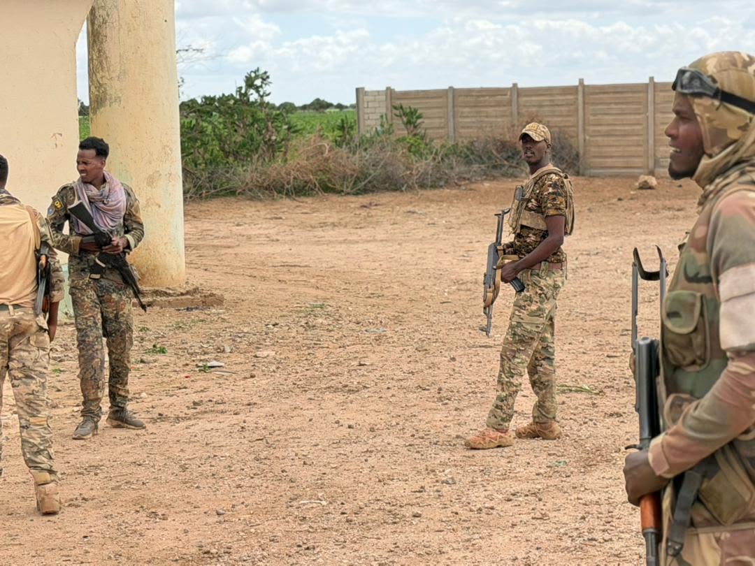 SONNALIVE's tweet photo. Elite SNA Danab Commandos (161st Bn, 16th Bde) successfully executed targeted operations across Lower Shabelle, clearing Warmaxan, Tasxiille, Shareey, 10-Buundo, Tabeellaha & Donka. Forces completely destroyed Khawaarij extortion nodes and hideouts.
#Somalia #Danab #SecurityUpdate #LowerShabelle #SNA #SONNA