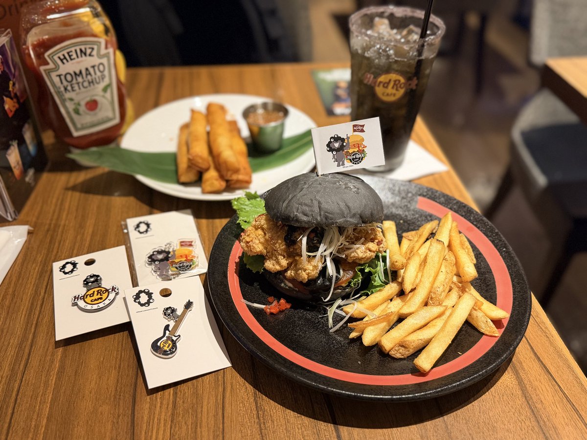 yamafuto's tweet photo. ハードロックカフェに黒ミャクピンズを受取りに来たついでに…黒ミャクバーガーって終わったと思ってました。フィリピングルメのルンピアも。

#黒ミャクミャク 
#ハードロックカフェ https://t.co/yg8WarmfEc