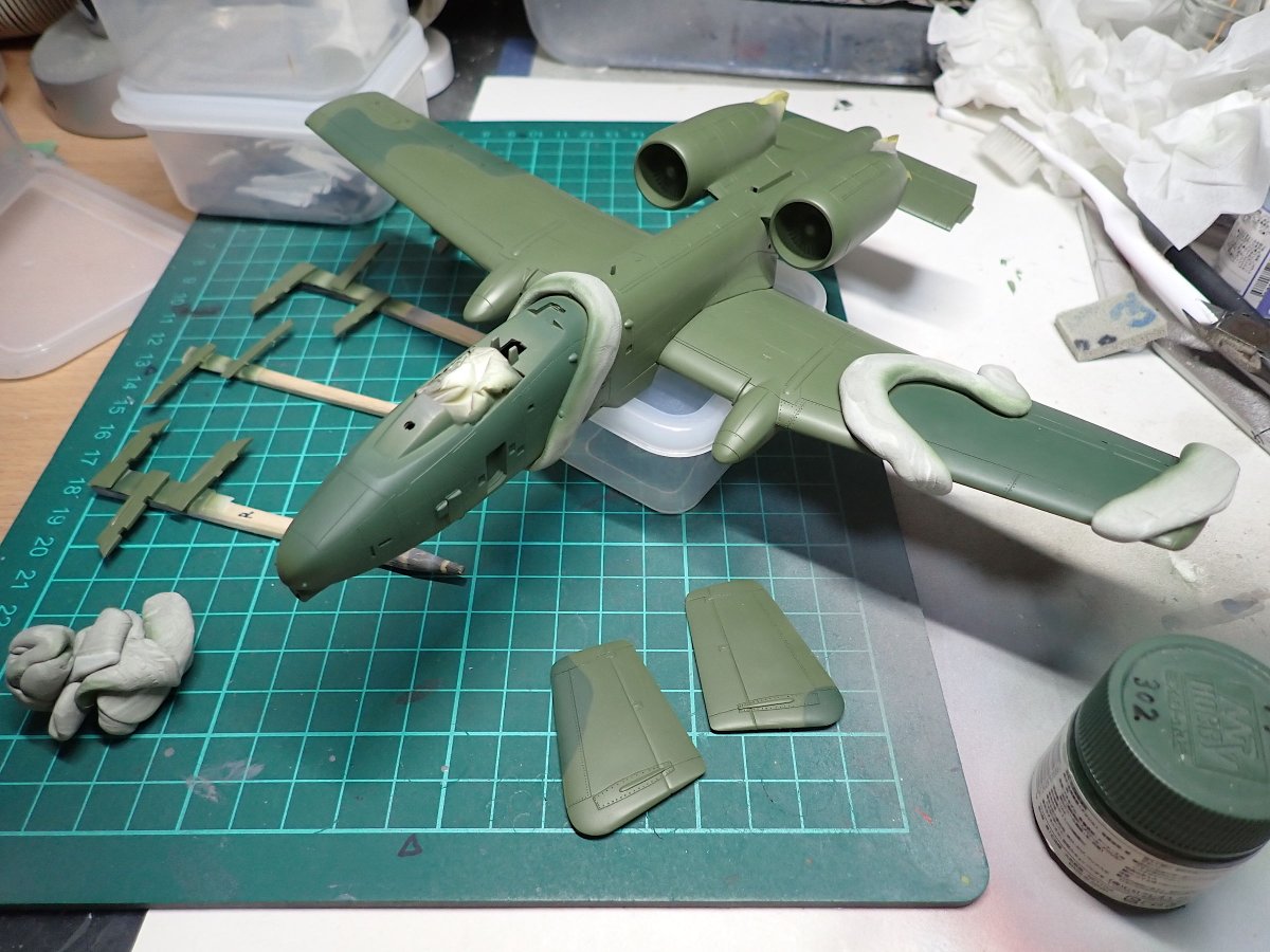 gorimodeler's tweet photo. マーベリックのシーカーなどをレジンで透明化しました。
青みがかっているのはマスキングリキッド。
迷彩塗装は2色目のグリーン、ブルタックを混ぜ込んだ練り消しでマスキングしつつ、数回に分けて少しずつ塗りました。
#軍団26カミナリ祭
#A10A
#72lab https://t.co/2loKBhhILC