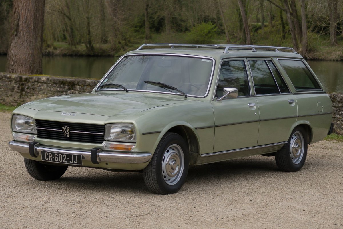 zikallah's tweet photo. Peugeot 504 wagon ana mata laƙabi da 'Shiga da alwalarka', ko 'Dafaduka' a lokacin da take sarauniyar hanya a Najeriya. A lokacin da ake jigilar fasinja da ita. 

Saboda riƙe wuta da masifar gudunta a wancan lokaci, idan ta yi haɗari babu mai fita. Shi ne wannan laƙabi ya bi ta, wato dafaduka. Ma'ana, babu mai fita. Idan za ka shiga, to ka shiga kana sani, kuma ka shiga da alwalarka.

Mun yi wannan mota da muke wa laƙabi da 'Buwa', wanda sunan ya samo asali da lambarta ta jihar Borno, da ta fara da BO ta ƙare da WA. Wani lokacin muna ƙarawa da Buwa, motar gayu, saboda yayyenmu dake kai kawo suna baza capacity a wancan lokaci da ita. 

Idan Buwa ta so lalata, sai ta kai ku unguwa za ta barku a can, saboda ta lalace. Akwai wani labarinta, lokacin da aka taɓa tafiya Farm Centre koyonta, har aka yi arangama da 'yansanda 😆.

Tana da wata Husainarta, wanda abokin babanmu ya saya a gurin wani Inyamuri, makwabcinmu da ake wa laƙabi da komai ka samu. Ita ma an yi mata farin fenti kamar Buwa.

Wata rana mahaifinmu ya yi wa abokinsa magana cewa zai kai shi Katsina da Husaina (motar amininsa). Kashegari abokin Baba ya wanke mota, da yake ya iya karanbanin gyara, ya yi wasu gyare-gyare.

Bayan ya gama gyara ya hau kan titin Zariya domin gwajin gyara. Na gaya musu yadda Peugeot take sarauniyar hanya, ai bai yi birki ba sai a garin Zazzau, tun daga Kano.

Baba ya gama shiri, ya fito don tafiya Katsina, amma ba abokinsa ba labarinsa. Da dai shirun ya yi yawa sai ya koma cikin gida, yana tunanin abokinsa ya manta da tafiya.

Can har ya haƙura da tafiyar sai aka ji Hussaina na gunji. Muka yi waje da gudu, nan ya ce mu faɗawa abokinsa ya fito.

Da Baba ya fito ya ce, "Abokina, ina kuma ka shiga?" Suna da suke kiran juna.

Ya yi dariya ya ce. "Abokina, na yi gyara ne shi ne na fita testing. Kuma motar ta kwashe ni har Zariya"

Baba ya riƙe baki ya ce. "To ai ka kusa cinye tafiyar a testing."

Nan suka ɗauki hanya sai birnin Dikko.

A wannan zamani da muke ciki, matasan yanzu ba su san ana zuwa testing daga Kano zuwa Zariya ba, saboda tsadar man fetur. Ko kuma don ba su gamu da sarauniyar hanya ba ne.