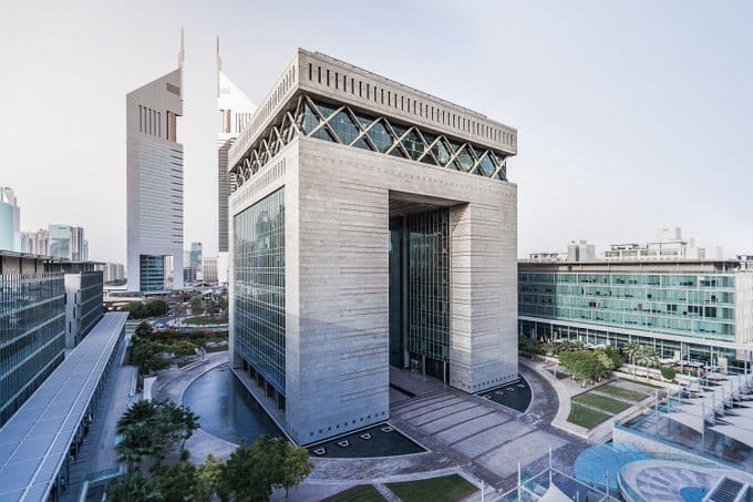 Hind_AlDhaheri's tweet photo. 🚨🇦🇪 القطاع المصرفي الإماراتي يواصل تحطيم الأرقام القياسية!
ارتفع إجمالي أصول القطاع المصرفي في دولة الإمارات إلى 5.57 تريليون درهم بنهاية أبريل 2026، في دلالة واضحة على متانة القطاع وقوة الاقتصاد الوطني! 💰📈
كما ارتفع إجمالي الائتمان المصرفي إلى 2.721 تريليون درهم، بزيادة شهرية بلغت 25.2 مليار درهم (+0.9%)، مدفوعاً بنمو قوي في الائتمان الممنوح للقطاع الخاص والأفراد، خاصة القروض السكنية والاستهلاكية.
كذلك ارتفعت ودائع البنوك إلى 3.469 تريليون درهم، مع نمو ملحوظ في ودائع القطاع الخاص والقطاع الحكومي.
هذه الأرقام الضخمة تعكس ثقة عالية في الاقتصاد الإماراتي، واستمرار تدفق السيولة، وقوة الطلب على التمويل من الأفراد والشركات على حد سواء.
القطاع المصرفي الإماراتي يثبت يوماً بعد يوم أنه من أقوى وأكثر القطاعات المصرفية استقراراً ونمواً في المنطقة والعالم! 🏦

#بنظهر_أقوى #فخورين_بالإمارات 
#فخر_الإمارات #القطاع_المصرفي #الاقتصاد_الإماراتي #UAE