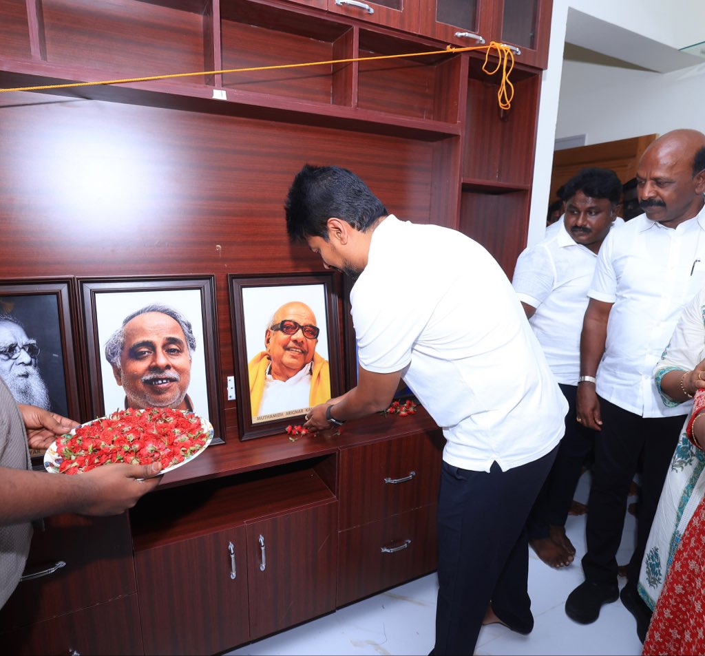 Udhaystalin's tweet photo. சமூக வலைத்தளங்களில் திராவிட இயக்கக் கருத்துக்களைப் பரப்பி வரும் ஊடகவியலாளர் சகோதரர் இந்திரகுமார் தேரடி அவர்கள் குடும்பத்தின் புதுமனைப் புகுவிழா இன்று நடைபெற்றதையொட்டி அவரது இல்லத்திற்குச் சென்று வாழ்த்து தெரிவித்தோம்.

தந்தை பெரியாரின் கொள்கைகளை புதிய ஆற்றலுடன் இளம் தலைமுறையினரிடம் கொண்டுச் சேர்க்கும் சகோதரர் இந்திரகுமாரின் பணி பாராட்டத்தக்கது.

அவர்களின் புதிய இல்லத்தில் மகிழ்ச்சி பொங்கட்டும்! 

@Subramanian_ma @PrabhakarRaja88