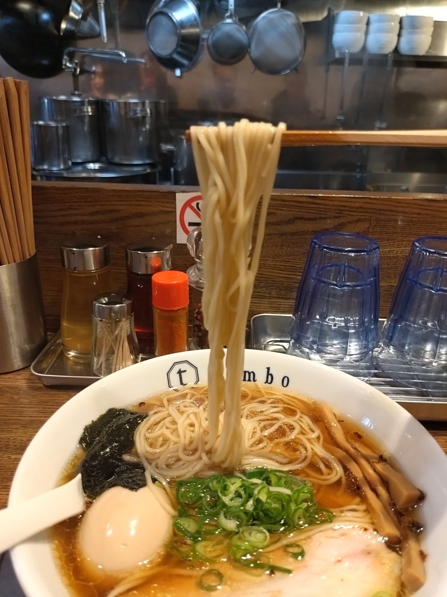 raumensuki8's tweet photo. Tombo　さん
東京ラーメン
井の頭公園の人気店
味玉醤油の旨味ソバ
鶏豚魚介のトリプルに醤油のコクと揚げネギの甘みがあるスープ🤩
シルキーな啜り心地の長細麺🥰
柔らかバラチャーシュー
名前の通り旨味が詰まった大満足の一杯
ごちそうさまでした😋 https://t.co/uEgimBU3Rp