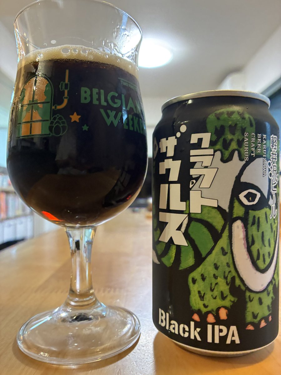 wlb_ym's tweet photo. 定期便でストックしているクラフトザウルスのBlack IPA🍺

酸味からの焙煎香、そしてヨーグルトのような甘味、蜂蜜のような残り香…🤤

目を閉じて味わうと楽しい。
喉を通ってからも口や鼻に残る香りまで美味しくて、深呼吸しちゃう。

2026年88杯目 https://t.co/01UiF4vXzb