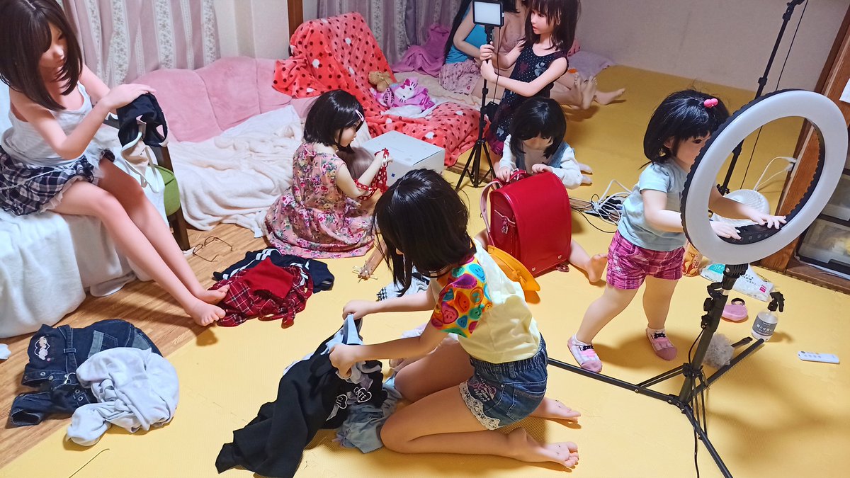 kit_cat79's tweet photo. 部屋が散らかり放題や！
みんなで片付けろー！😠

これが「我が家の日常」。

はい、ただ片付けるのもシンドいので
ドールを配置しました。

さらに片付けがシンドくなりました😭 https://t.co/pQSAVTToWs