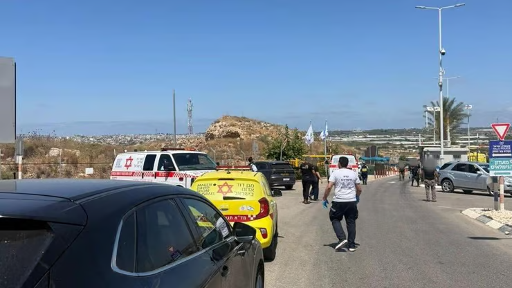 ynetalerts's tweet photo. פיגוע מתגלגל בשרון: אדם נרצח ו-5 נפצעו במסע ירי, תושבים נקראו להסתגר בבתים
https://t.co/JaSN54sjwC https://t.co/0VlVrdpfH5
