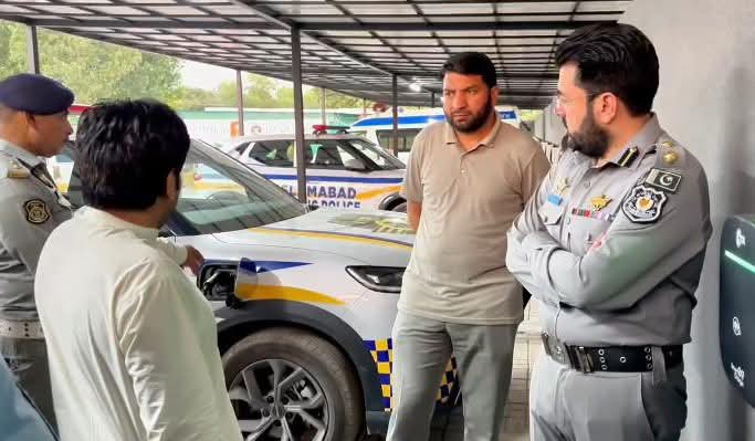 ITP_Offical's tweet photo. چیف ٹریفک آفیسر محمد سرفراز ورک نے ٹریفک پولیس کو فراہم کردہ الیکٹرک گاڑیوں کا معائنہ کرتے ہوئے ان کی آپریشنل کارکردگی، مرمت اور چارجنگ سہولیات کا جائزہ لیا۔ رش مینجمنٹ، شہریوں کی معاونت اور خوش اخلاقی کو یقینی بنانے کی ہدایات کیں۔

#WeRIslamabadPolice #Islamabad #ITP https://t.co/t04xnzZTHA