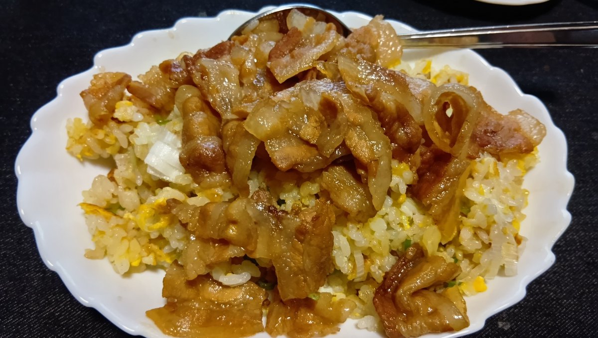 O2E_O2E's tweet photo. 今夜は今朝から草刈りとかしたので、にんにく肉焼飯作る https://t.co/6HvaUEchbI
