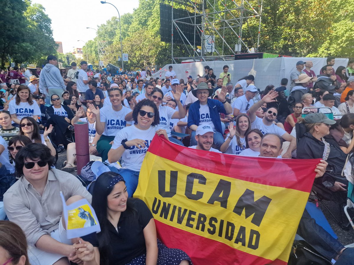 UCAM's tweet photo. 📸 Los peregrinos de la UCAM participan esta mañana en la Santa Misa presidida por @Pontifex_es en la Plaza de Cibeles de Madrid. https://t.co/I5nIKilN4j