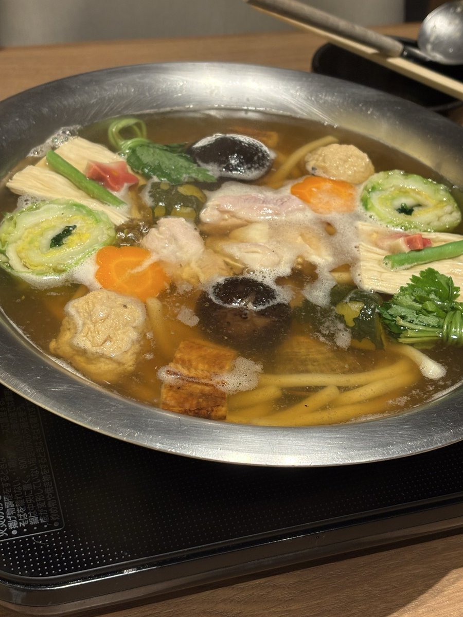 ShiDa4643's tweet photo. これがどうしても食べてみたかったうどんすき。これ以降の写真はない。なぜなら３枚目の活エビが(((((活)))))すぎてうどん出汁に沈める前に逃亡したから。３枚目のは１匹目を二人がかりで捕らえて沈めてから大人しそうだった方の写真を撮ったのですが、このエビも猛烈に逃げた。 https://t.co/DNNcqqsFJX