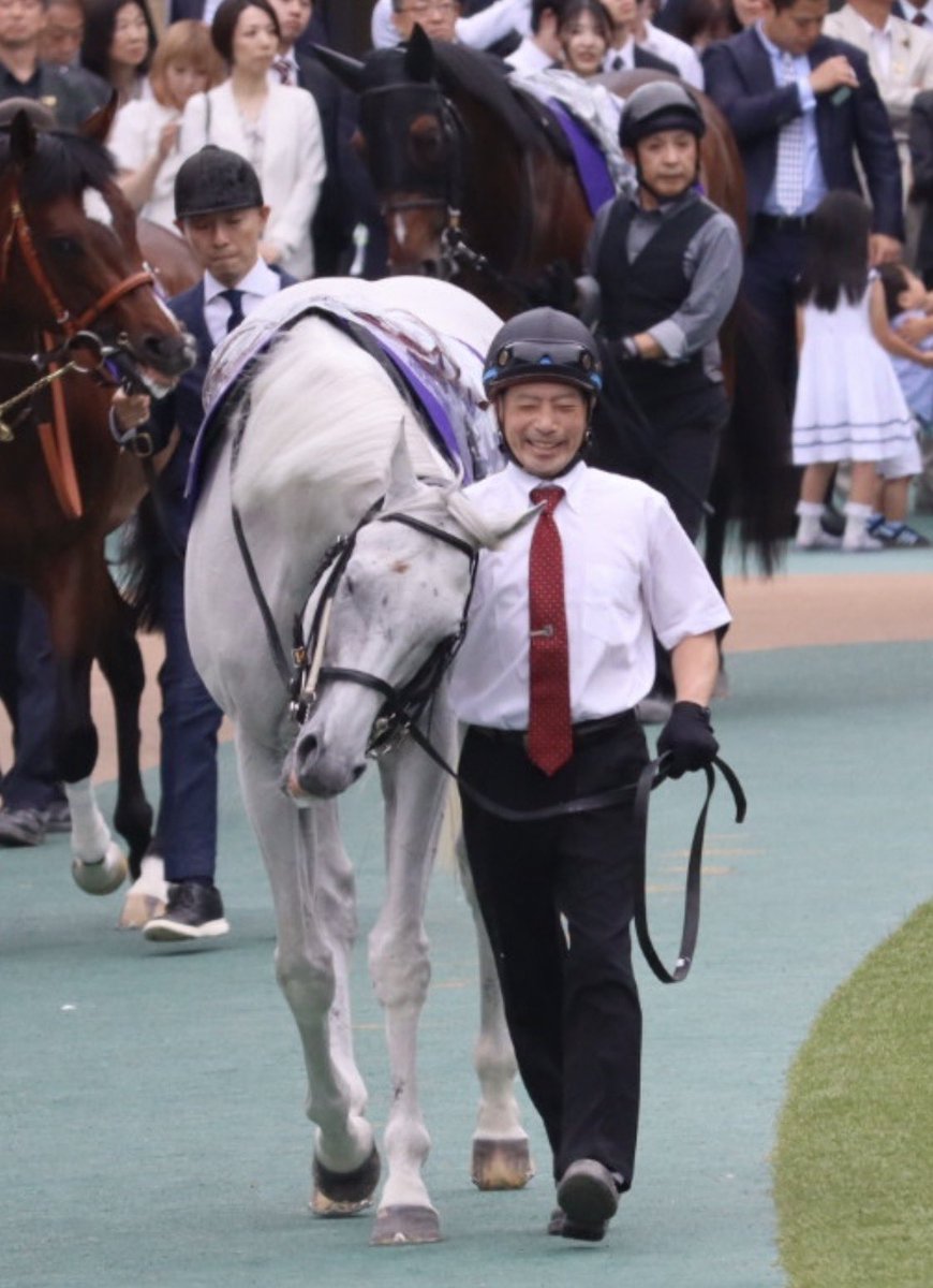 Bqrxc1FTVx27286's tweet photo. 6/7(日)        東京11R
                                 安田記念

担当さんに甘えるガイアフォース🫏✨
担当さん嬉しそうだねー❣️✨

#ガイアフォース https://t.co/TgvbsLWKRS