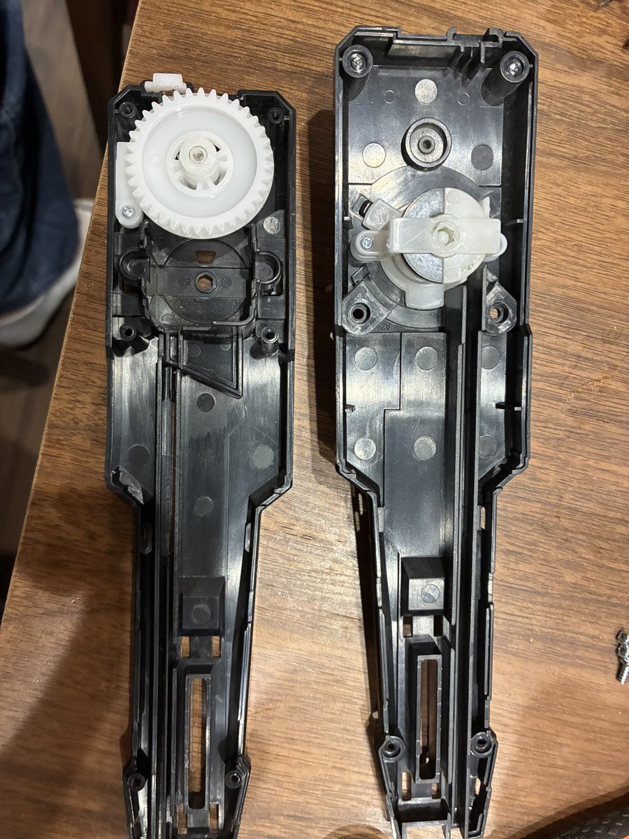 ill_pieman's tweet photo. 摩耗したホールドランチャーを分解🔧
摩耗箇所がわかればロスの無い動作が分かるはず！ https://t.co/cFxTU4xPd1