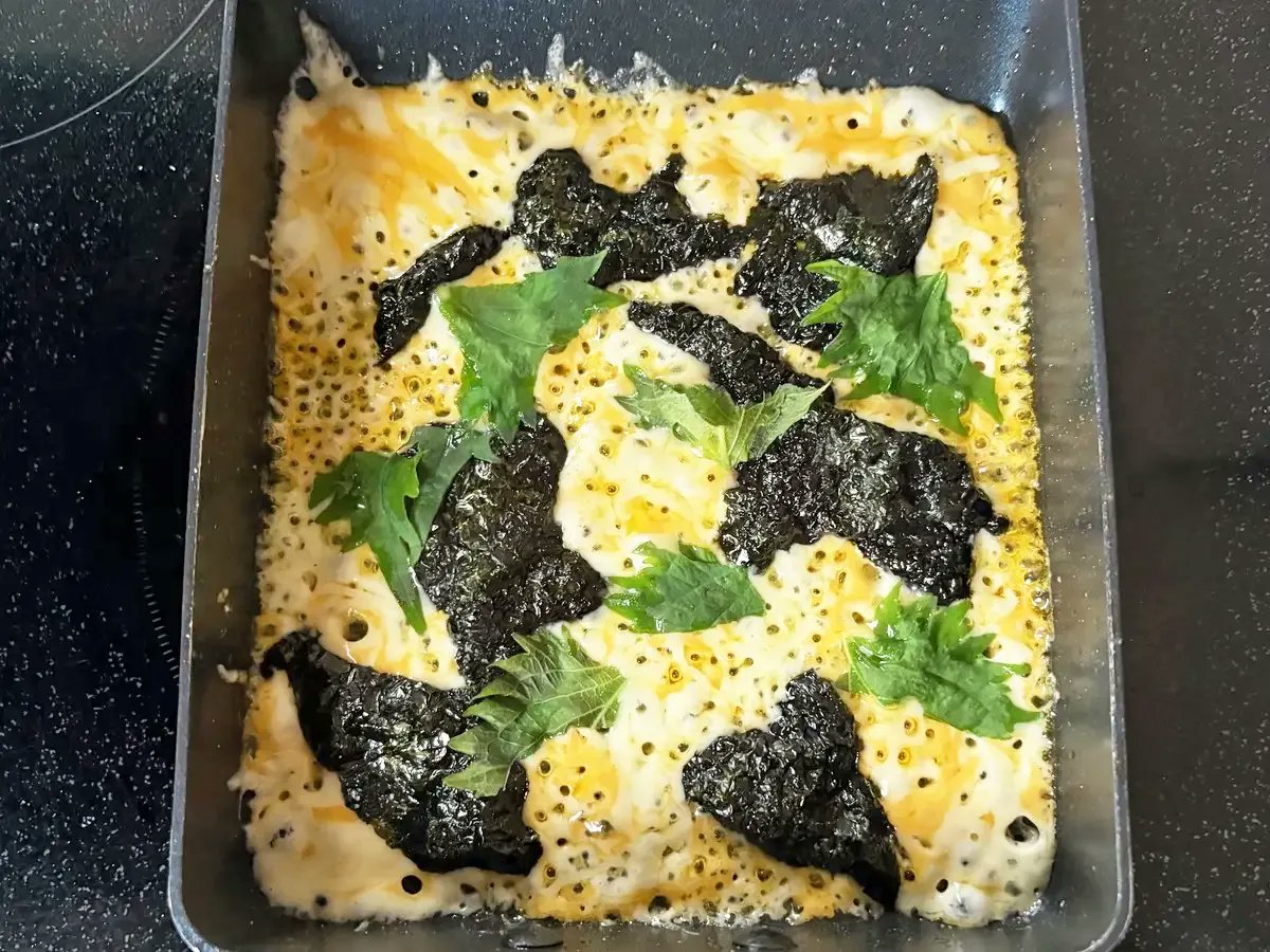 grape_foods's tweet photo. 子供が夢中になった『海苔とチーズのパリパリ焼き』

余った大葉を入れればアクセントに！
シラスやコーン、ツナなんかを入れてもおいしそうです😋

▼5分でできる簡単レシピ
https://t.co/OfrvdqJBXv https://t.co/gOQMBSmnBO