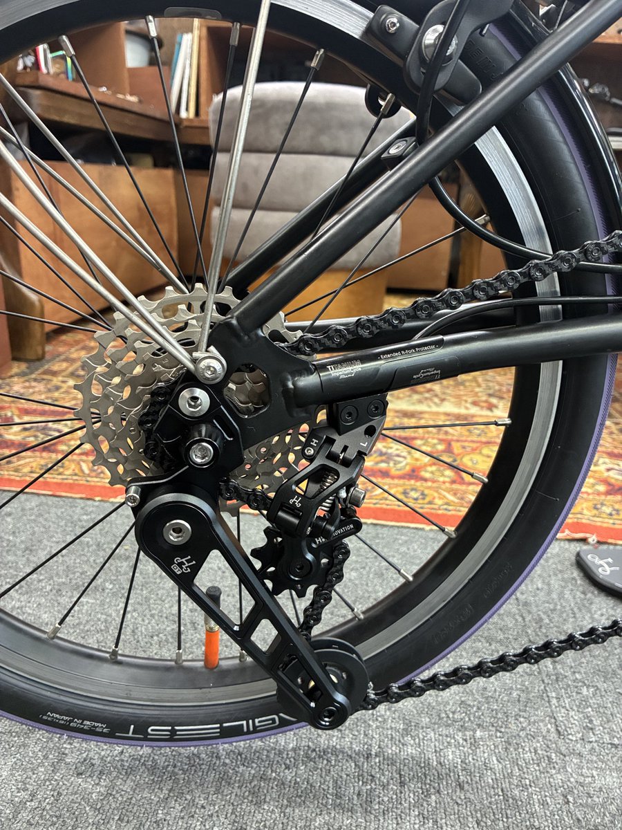 loro_yokohama's tweet photo. 【試乗車を7速化しました!】
試乗車のBROMPTON P Lineを7速カスタムしました🚲✨
さらに新発売のPanaracer AGILESTのパープルカラーも装着!
気になる方はぜひ店頭でお試しください👌
#BROMPTON #PLine #パナレーサー https://t.co/jbxfMFQT09