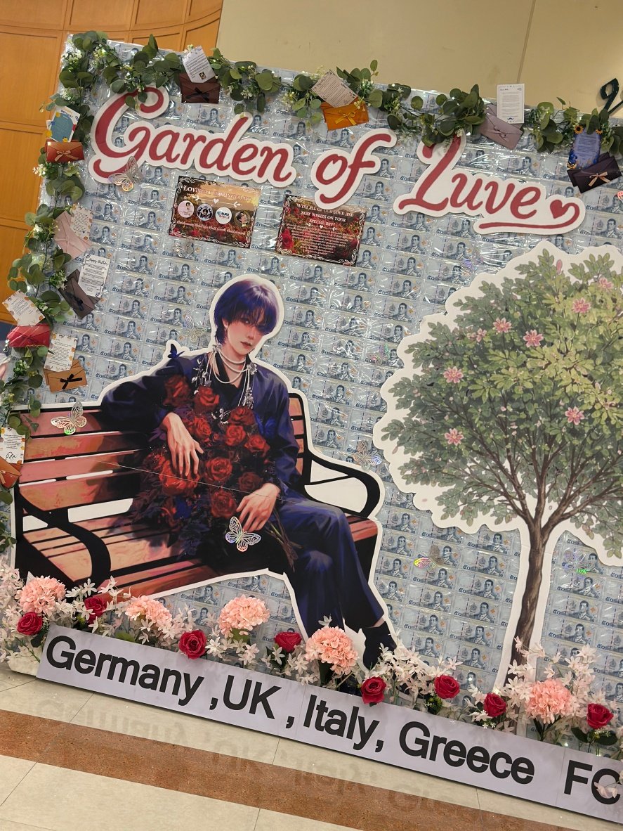 buildjakapanuk's tweet photo. Finally, we can reveal our “Garden of Luve” Money Bouquet 🌹

A heartfelt gift from your European and international fans, sending you our love through letters, messages, and this special bouquet.

Wishing you the happiest birthday! 💙

Project by: @BuildGermany @buildjakapanuk @BuildItalia @Build_GreeceFC 

Biu design: @KoiChi_Yz 💙

#BUILDsDreamlandThirtyToo
#BuildJakapan #beyourluve
@JakeB4rever