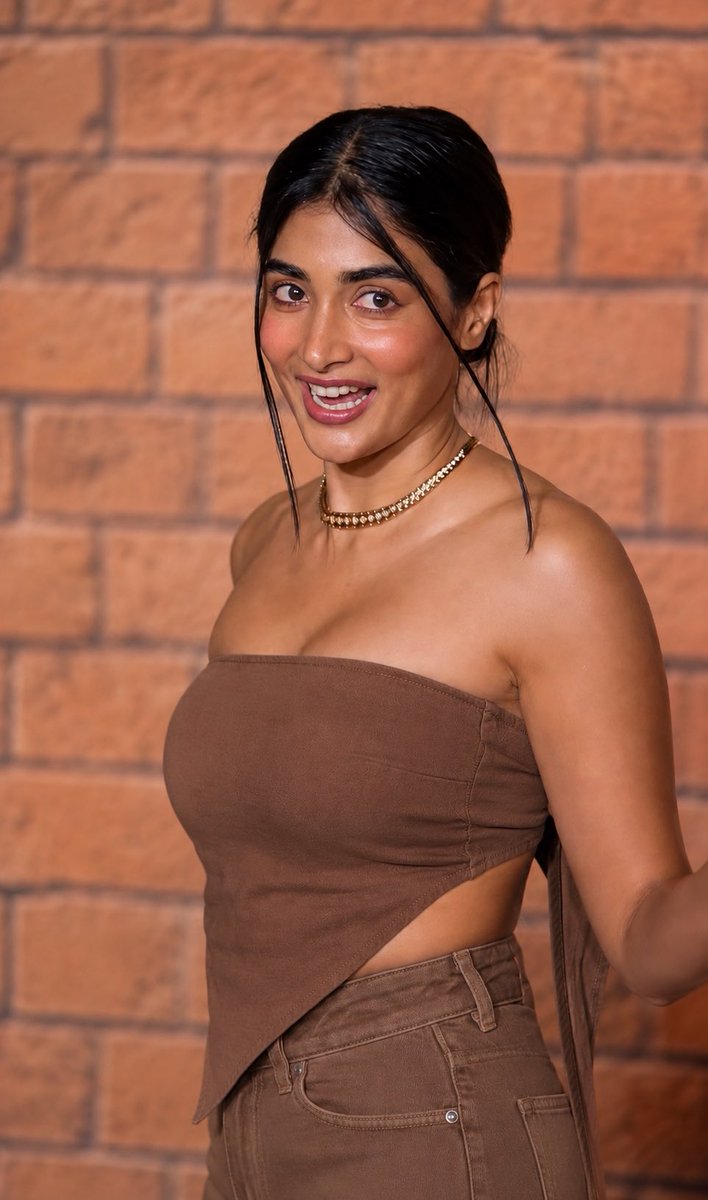 SamFan3v's tweet photo. Dusky -#poojahegde https://t.co/7ygWjdzkBW