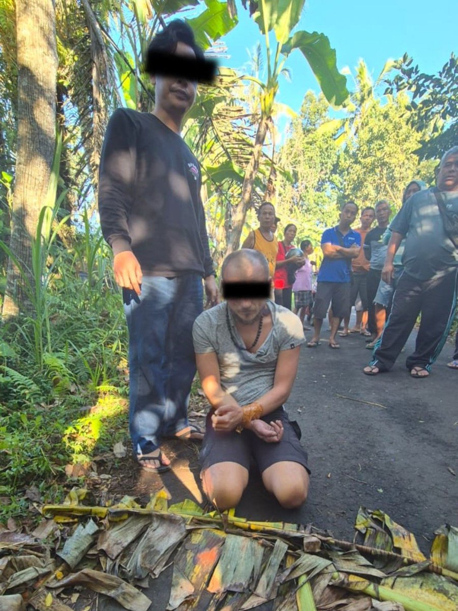 INFOBNN's tweet photo. BNN GAGALKAN PENYELUNDUPAN HASHISH 7,8 KG JARINGAN RUSIA DI BANGLI

Tim Gabungan BNN, Kementerian Imigrasi dan Pemasyarakatan,  Bea dan Cukai, serta Polda Bali berhasil mengungkap jaringan penyelundupan narkotika internasional oleh WNA asal Rusia di Dusun Kayang, Desa Kayubihi, Kecamatan Bangli, Kabupaten Bangli, Bali, pada Jumat (5/6), sekitar pukul 08.00 WIB.

Pengungkapan bermula dari informasi Bea dan Cukai Soekarno-Hatta terkait adanya tas koper berisi ganja asal Thailand yang dibawa penumpang berinisial KK (P/52 tahun) WNA Rusia dan diduga akan dibawa ke Bali.

Usai mendarat di Bandara Soekarno-Hatta, KK diketahui  melanjutkan perjalanan menggunakan mobil rental menuju Pelabuhan Ketapang dan menyeberang pukul 01.30 WIB. Kemudian, setibanya di Pelabuhan Gilimanuk sekitar pukul 03.00 WITA, KK dijemput oleh SK (L/40 tahun) yang juga seorang WNA Rusia.

Petugas selanjutnya melakukan pengejaran terhadap tersangka SK yang berusaha melarikan diri usai menurunkan KK dan tas koper berisi narkotika. Dalam pelarian tersebut SK mengendarai kendaraan dengan laju yang sangat kencang dan ugal-ugalan sehingga  sempat menabrak beberapa warga setempat. Hingga akhirnya petugas berhasil menghentikan mobil SK dan berhasil menangkapnya di Dusun Kayang. 

"Kami telah mengamankan barang bukti narkotika berupa Hashis (bentuk padatan dari tanaman ganja) dengan berat brutto 7,8 Kg, serta barang bukti non-narkotika berupa paspor, ponsel, dan 1 unit kendaraan roda empat," ujar Kepala BNN RI, Komjen Pol Suyudi Ario Seto.

Saat ini BNN masih berkoordinasi dengan pihak Bea dan Cukai, Polda Bali, serta Imigrasi guna melakukan pengembangan kasus terhadap kemungkinan adanya tersangka WNA Rusia lain yang masih berada di Bali. 

#warondrugsforhumanity
BIRO HUMAS DAN PROTOKOL BNN